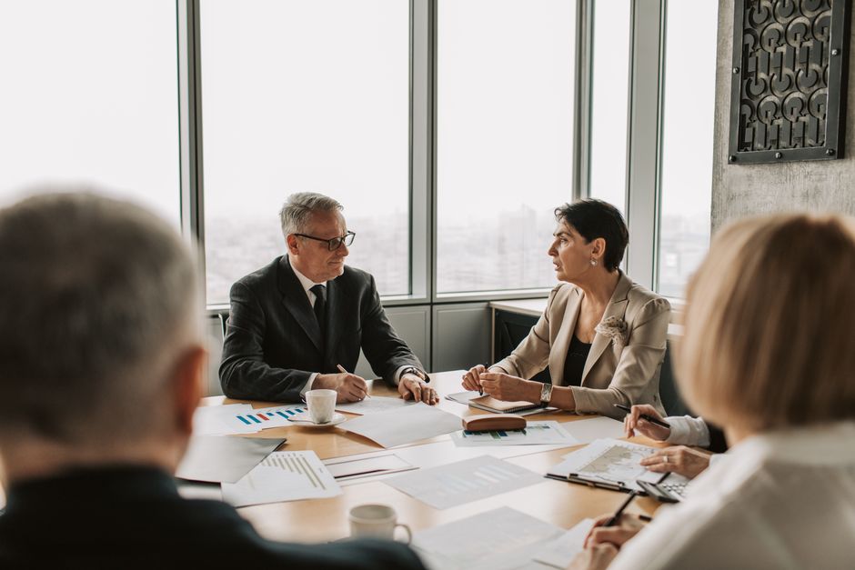 Reunião de estratégia em sala de administração