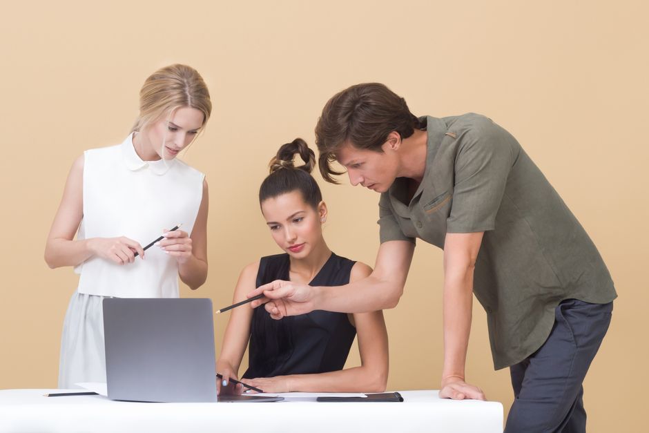 Equipa de consultores a trabalhar em conjunto